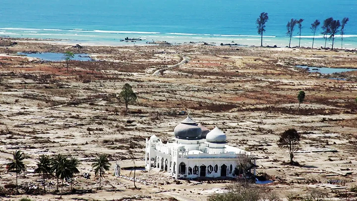 Vùng ven biển Aceh bị tàn phá nặng nề sau trận sóng thần. Ảnh: DW