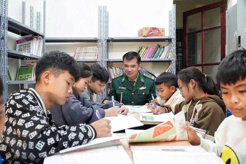 “Bố biên phòng” học cùng các con.