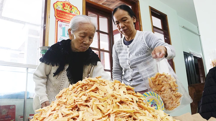 Hai mẹ con bà Tư đóng gói mứt sắn vừa ra lò.