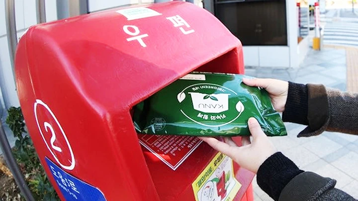 Người tiêu dùng đóng gói viên nang cà-phê gửi đi tái chế. Ảnh: KOREA POST