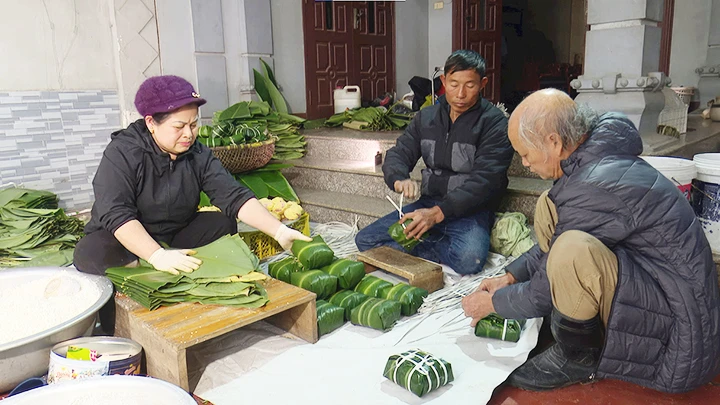 Các thành viên trong gia đình bà Thảo chuẩn bị những mẻ bánh chưng cho khách hàng.