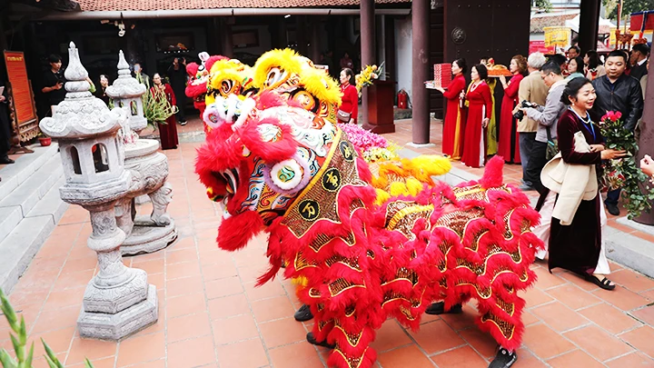 Dâng hương tại đình làng trước khi khai mạc lễ hội.