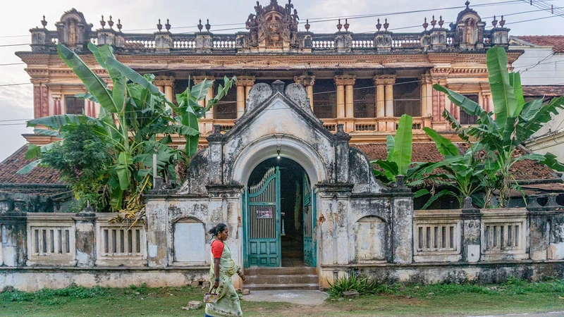 Một dinh thự bị bỏ hoang nhiều năm. Ảnh: SNEHA THOMAS