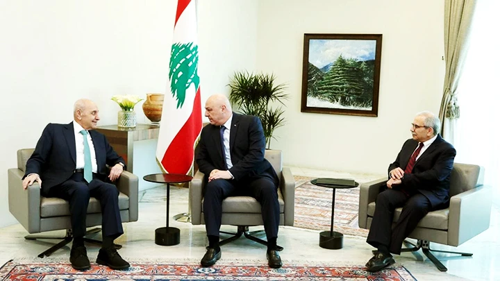 Tổng thống Joseph Aoun (giữa) thảo luận về thành phần chính phủ mới của Lebanon. Ảnh: REUTERS