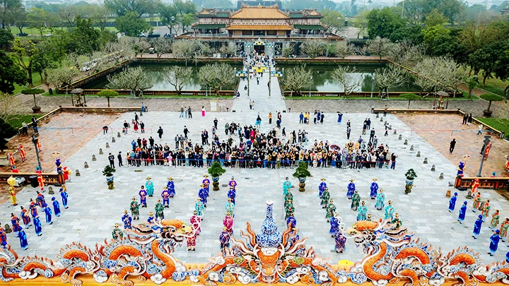 Khung cảnh trang trọng, uy nghi của màn sân khấu hóa tái hiện lễ thiết triều ở sân trước điện Thái Hòa.