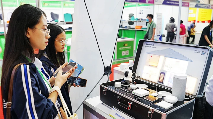 Các sản phẩm của Việt Nam được giới thiệu tại triển lãm quốc tế về linh kiện điện tử thông minh. Ảnh: NAM ANH