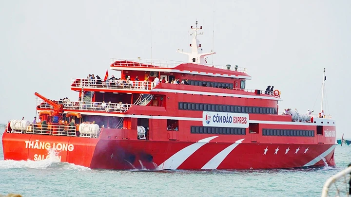 Tàu cao tốc Thăng Long mất khoảng 3 giờ 30 phút di chuyển từ Vũng Tàu đi Côn Đảo.