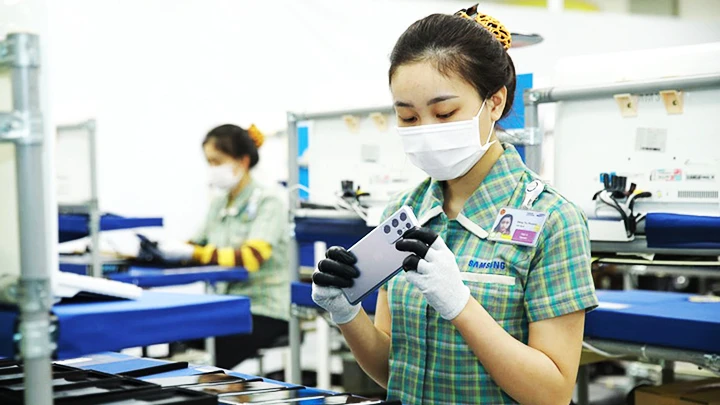 Sản xuất điện thoại thông minh tại Nhà máy Samsung Thái Nguyên. Ảnh: BÁO THÁI NGUYÊN
