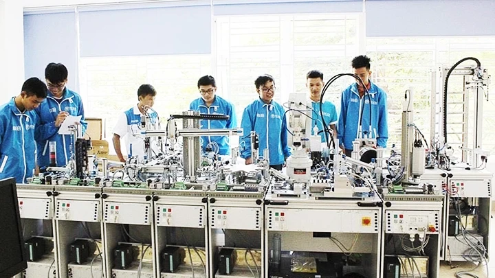 Giờ thực hành với trang thiết bị hiện đại tại Trường cao đẳng Công nghệ cao Hà Nội. 