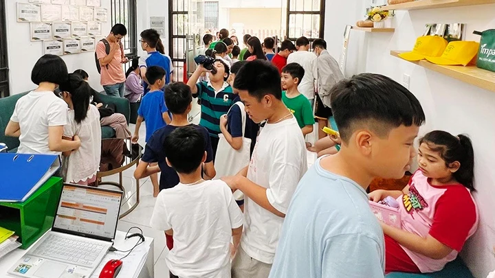 Nhiều học sinh tiểu học tại Hà Nội đến đăng ký học thêm tại Trung tâm bồi dưỡng kiến thức.