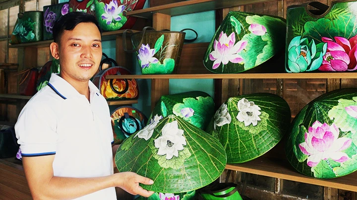 Anh Thảo bên các sản phẩm lưu niệm làm từ lá sen.