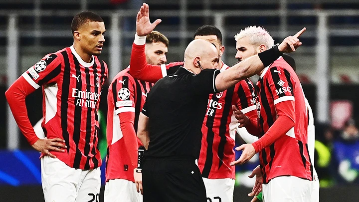 AC Milan bị Feyenoord loại khỏi Champions League.
