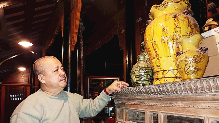 Nhà sưu tầm Lâm Dũ Xênh giới thiệu các sản phẩm sưu tập gốm Mỹ Thiện.