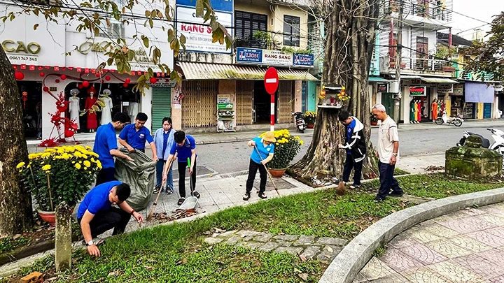 Thu gom rác trên đường Phan Đăng Lưu (Quận Phú Xuân, TP Huế).