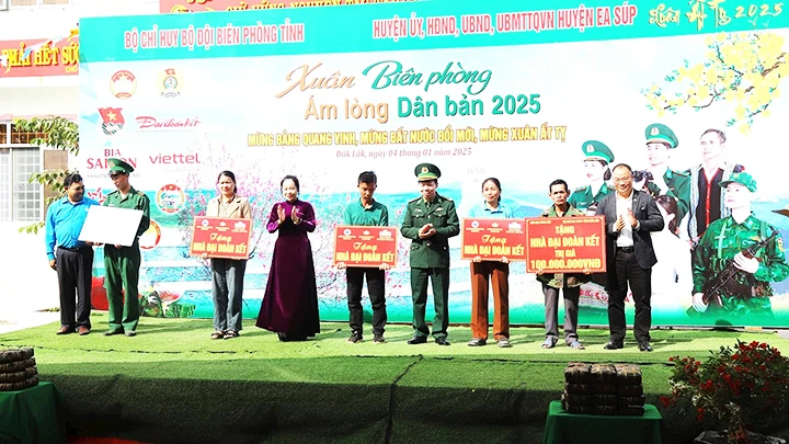Tặng kinh phí hỗ trợ xây nhà "Đại đoàn kết" cho các hộ nghèo ở xã biên giới Ia Lốp dịp xuân Ất Tỵ 2025.