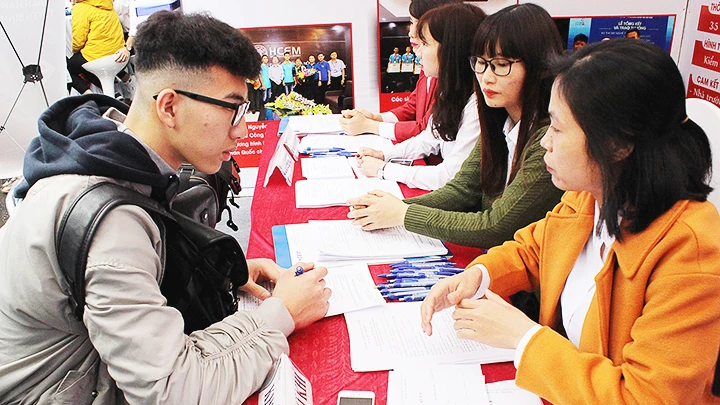 Tư vấn tuyển sinh tại Trường cao đẳng Nghề cơ điện Hà Nội. Ảnh: SONG ANH