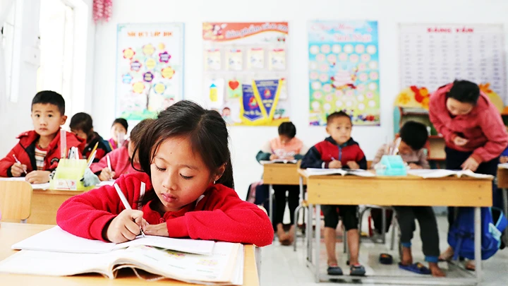Giờ học Tiếng Việt của học sinh Trường dân tộc nội trú Tân Tiến (Hoàng Su Phì, Hà Giang). Ảnh: KHIẾU MINH