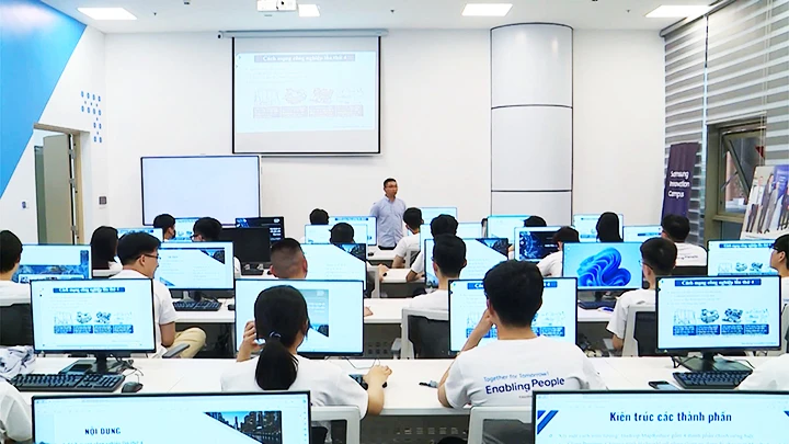 Việt Nam đang đẩy mạnh đào tạo nhân lực ngành bán dẫn và AI.
