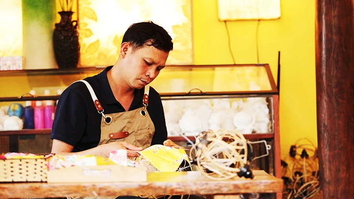Anh Võ Đình Hoàng, “cha đẻ” của đèn lồng Dé Lantana.