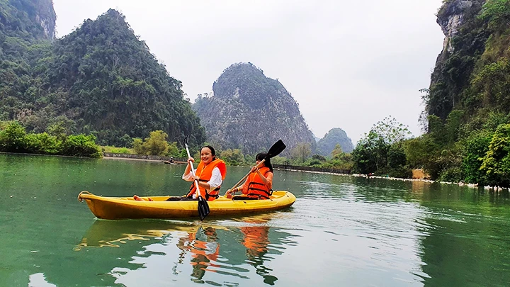 Lý Cẩm Vân đưa khách chèo kayak ở Hữu Liên.
