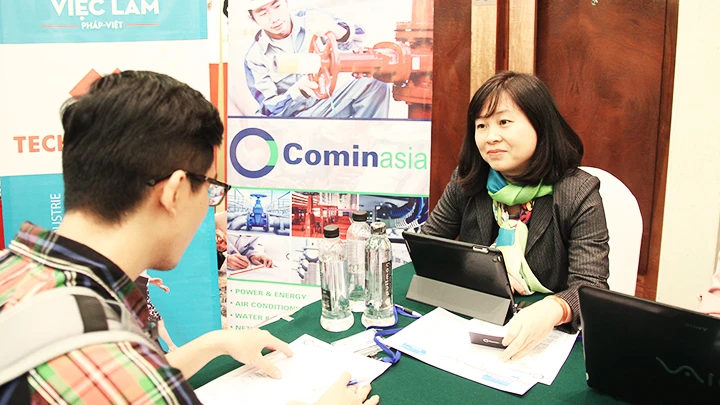 Doanh nghiệp nước ngoài tuyển lao động Việt Nam tại một ngày hội việc làm. Ảnh: LÊ MINH