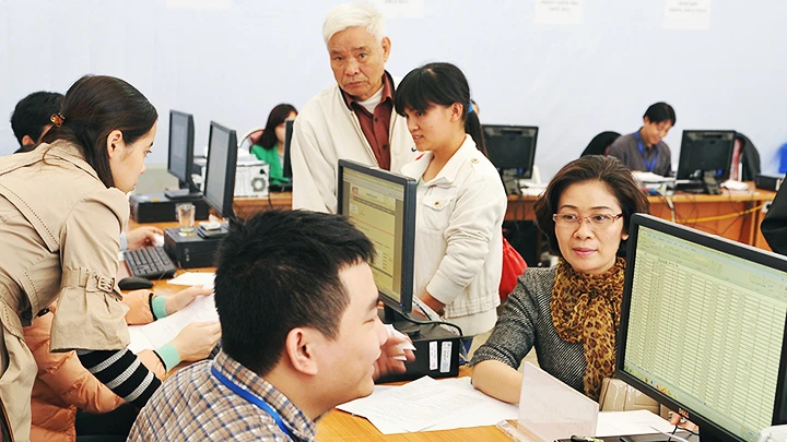 Người dân làm thủ tục quyết toán thuế thu nhập cá nhân tại Cục Thuế Hà Nội. Ảnh: S.ANH