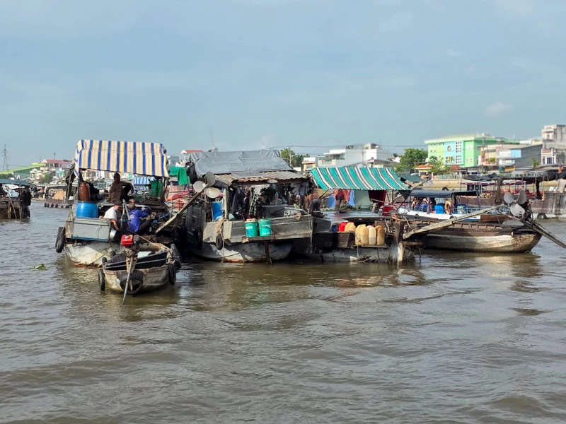 Dựa vào nhau để cùng “nổi”.