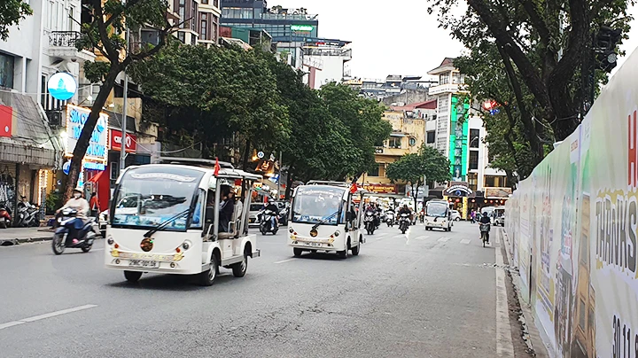Các phương tiện như xe điện, taxi điện được khuyến khích để đưa đón khách tham quan trong phố cổ. 