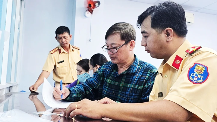 TP Hồ Chí Minh: Mở thêm điểm cấp, đổi giấy phép lái xe