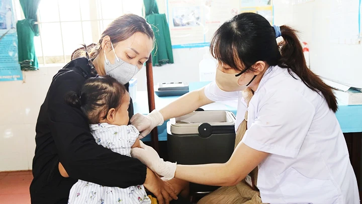 Người dân tỉnh Đắk Lắk đưa trẻ đi tiêm vaccine phòng bệnh sởi.