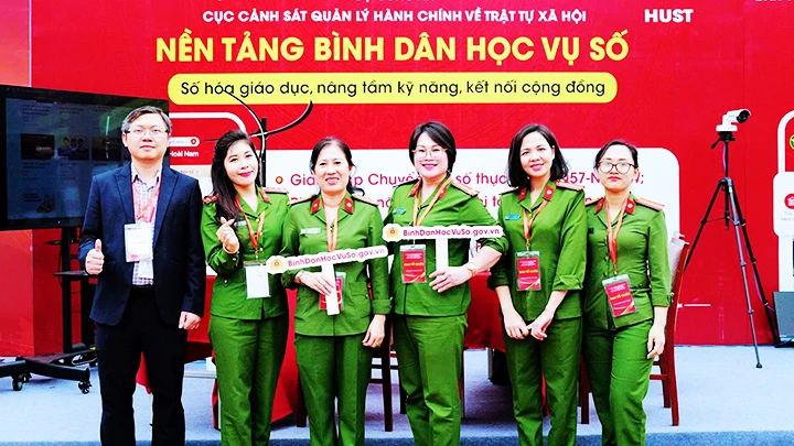 Các đại biểu tại lễ ra mắt nền tảng “Bình dân học vụ số”.