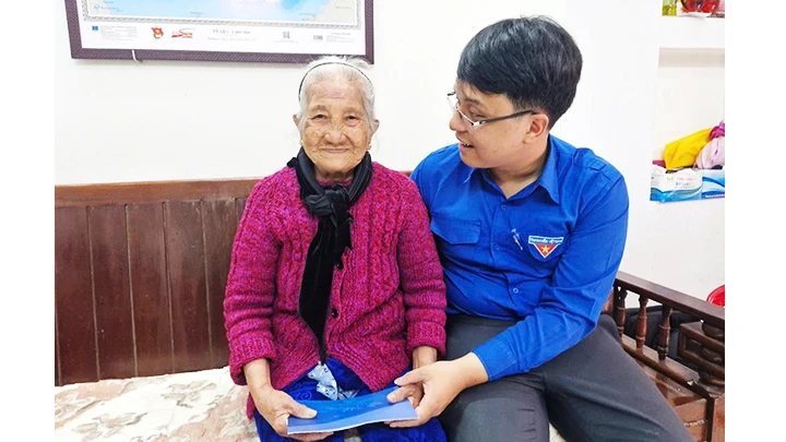 Thăm hỏi sức khỏe Bà mẹ Việt Nam Anh hùng Nguyễn Thị Sự.