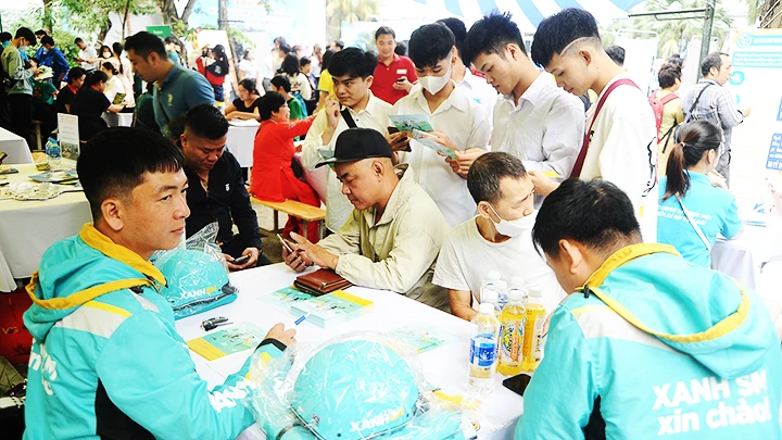 Tuyển dụng nhân lực của một hãng xe công nghệ. Ảnh: NAM ANH