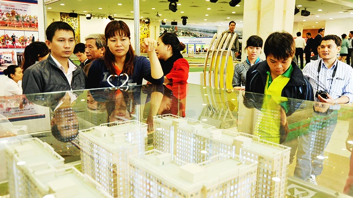 Người dân tìm hiểu về dự án nhà ở thu nhập thấp tại khu đô thị mới Bắc Cổ Nhuế - Chèm (Hà Nội). Ảnh: NGUYỆT ANH