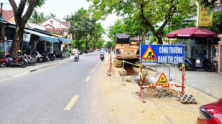 Đường Nguyễn Duy Hiệu vừa làm xong lại đào bới gây bất tiện trong việc đi lại của người dân.