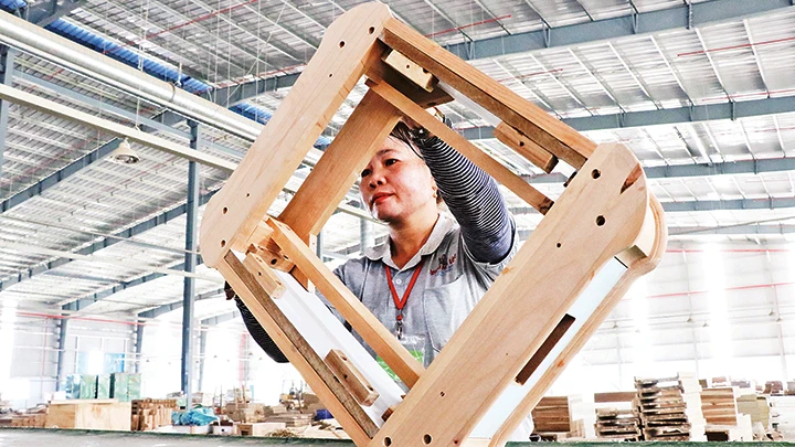Sản xuất đồ gỗ xuất khẩu sang thị trường Mỹ tại Công ty Triệu Phú Lộc (Bình Dương). Ảnh: TTXVN