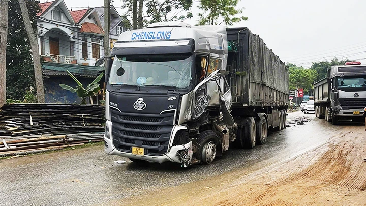 Vụ TNGT nghiêm trọng khiến 1 nạn nhân đã tử vong ngay tại hiện trường. Ảnh: ĐỨC THẮNG