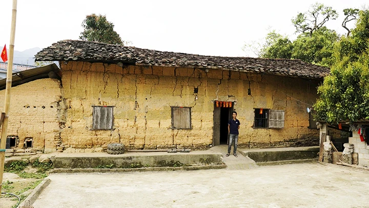 Ngôi nhà trình tường của anh Tàng Văn Hải, ở làng Thạch Khuyên, đã gần 100 tuổi, nay vẫn được giữ nguyên vẹn.
