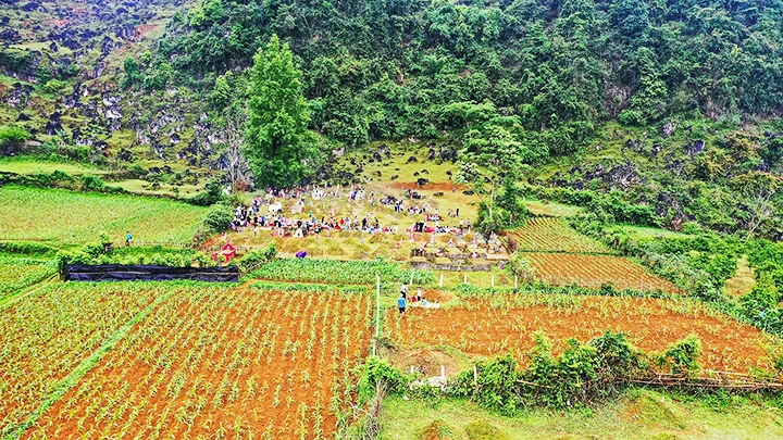 Khu vực chôn cất thường nằm bên sườn núi và nhìn ra thung lũng.