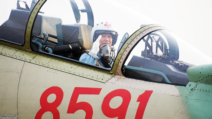 Phi công máy bay SU-30MK2 tập luyện tại sân bay Biên Hòa.