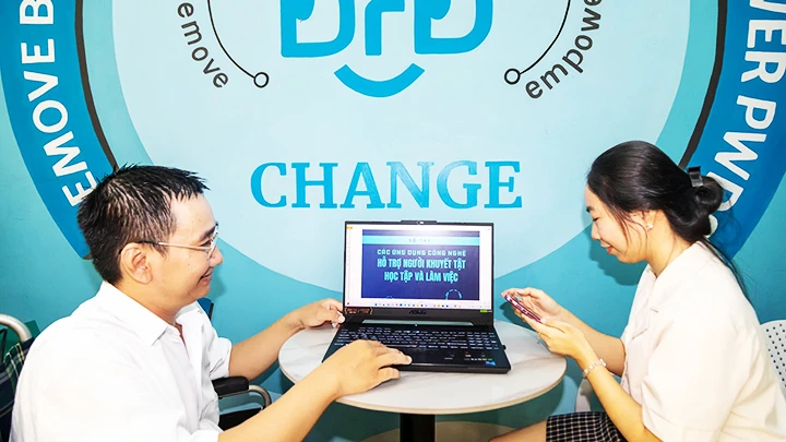 Anh Nguyễn Minh Hảo giới thiệu về “Sổ tay các ứng dụng công nghệ hỗ trợ người khuyết tật học tập và làm việc”.