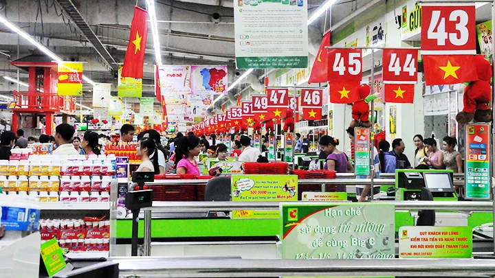 Sử dụng kênh bán hàng online, offline đang trở thành chiến lược của nhiều nhà bán lẻ. Ảnh: NAM ANH