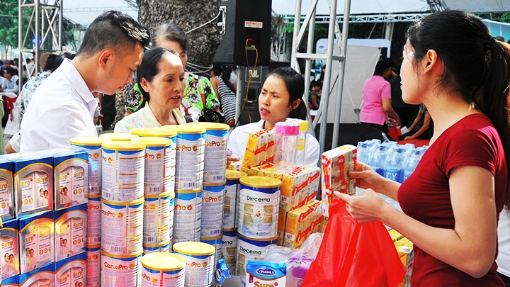 Tư vấn các loại sữa trong khuôn viên một bệnh viện. Ảnh: Nguyệt Anh