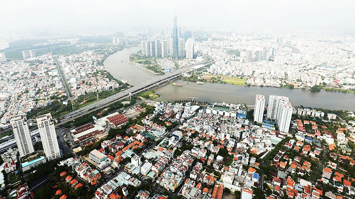 Nhịp phát triển mạnh mẽ hai bên bờ sông Sài Gòn. Ảnh: KHIẾU MINH