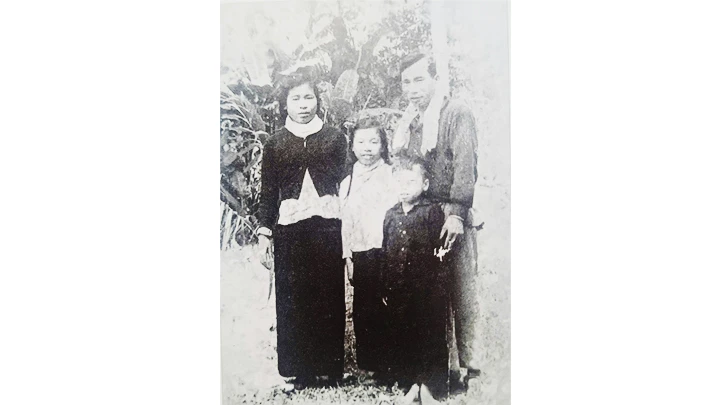 Anh hùng LLVTND Hồ Truyền chụp ảnh cùng ba người con là Anh hùng LLVTND Hồ Thị Kim Thanh và Hồ Thị Thanh Lâm, Hồ Tấn Sơn năm 1963, trước khi Lâm và Sơn ra bắc. Ảnh gia đình cung cấp.