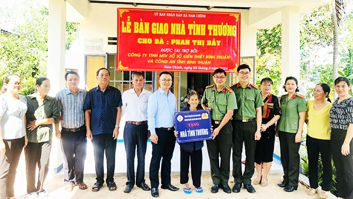Lễ bàn giao nhà tình thương cho bà Phan Thị Bảy.