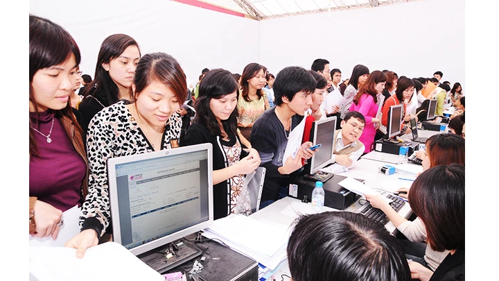 Người dân kê khai nộp thuế thu nhập cá nhân tại Chi cục thuế khu vực I. Ảnh: SONG ANH
