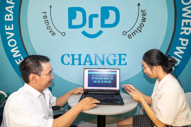 Anh Nguyễn Minh Hảo giới thiệu về “Sổ tay các ứng dụng công nghệ hỗ trợ người khuyết tật học tập và làm việc”.
