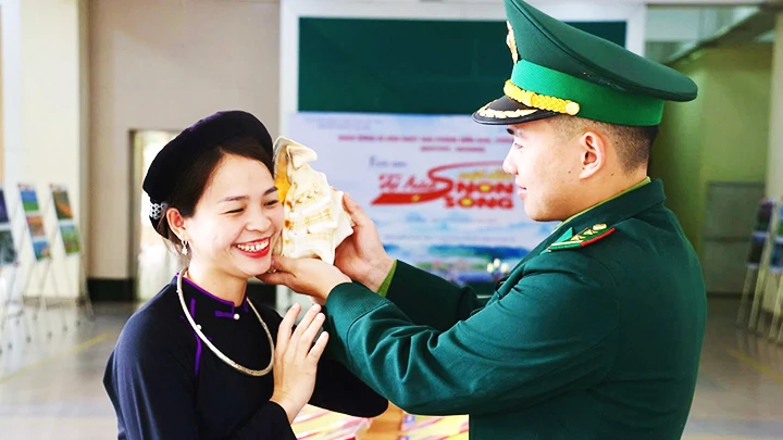 Trung úy Hà Tấn Dũng sẻ chia những câu chuyện đảo xa.