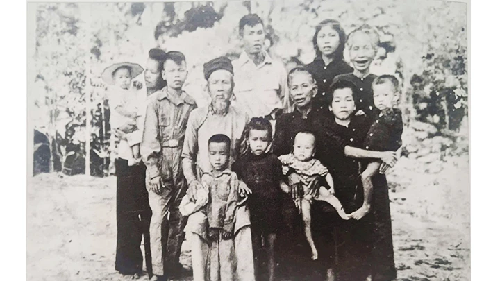 Đại gia đình Anh hùng LLVTND Hồ Thị Kim Thanh (đứng bên phải bế em) chụp năm 1953. Ảnh: Gia đình cung cấp